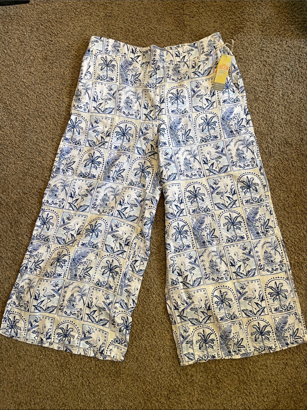 C&C California White and Navy Blue Patterned Wide-Leg Capris